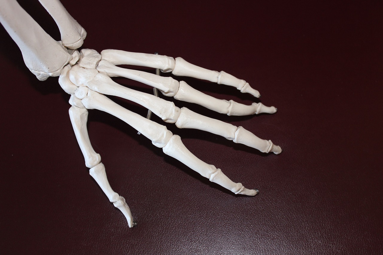 ہتھیلی, انگوٹھے اور درمیانی انگلی میں درد