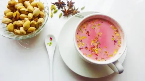 سبزالائچی(پسی ہوئی) 5عدد سبز جائے کی پتی 3چائے کے چمچ چینی حسب ذائقہ پستہ(باریک پسا ہوا) 5عدد دودھ 1/2کلو پانی 4کپ بادام(پسے ہوئے) 5عدد میٹھا سوڈا 1چٹکی