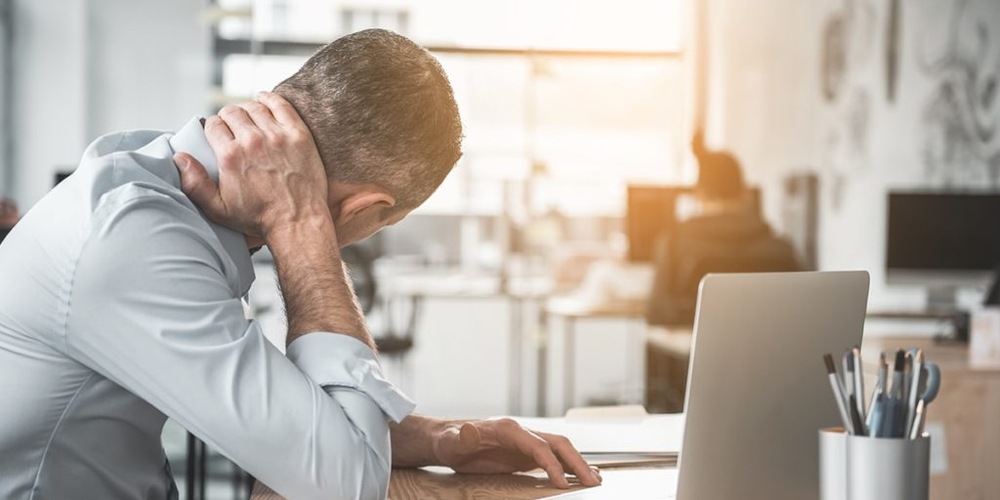 گردن میں درد اور اکڑن