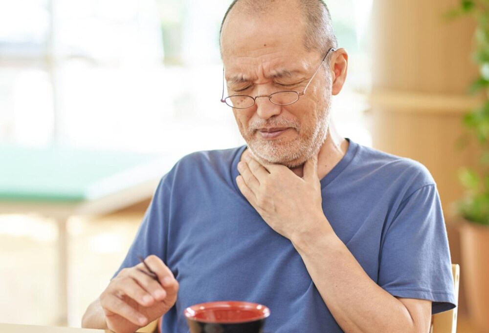 گلے میں کھانا اٹک جائے تو کیا کریں؟-شفانیوز