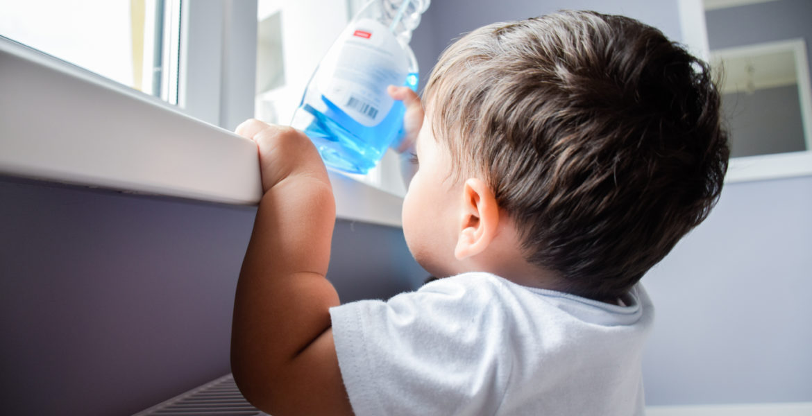 بچے زہرنگل لیں تو کیا کریں بچاؤ کی تدابیر