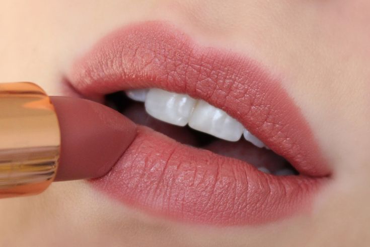 کیا لِپ سٹک ہونٹوں کو کالا کرتی ہے؟