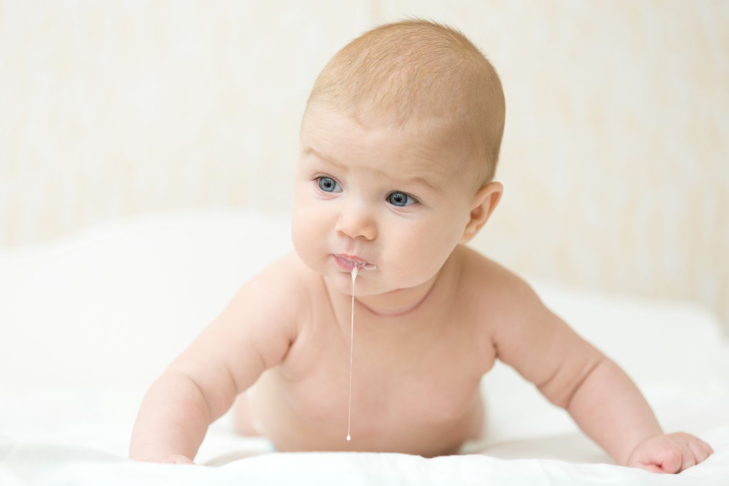 بچہ دودھ پھینکتا ہو تو کیا کریں