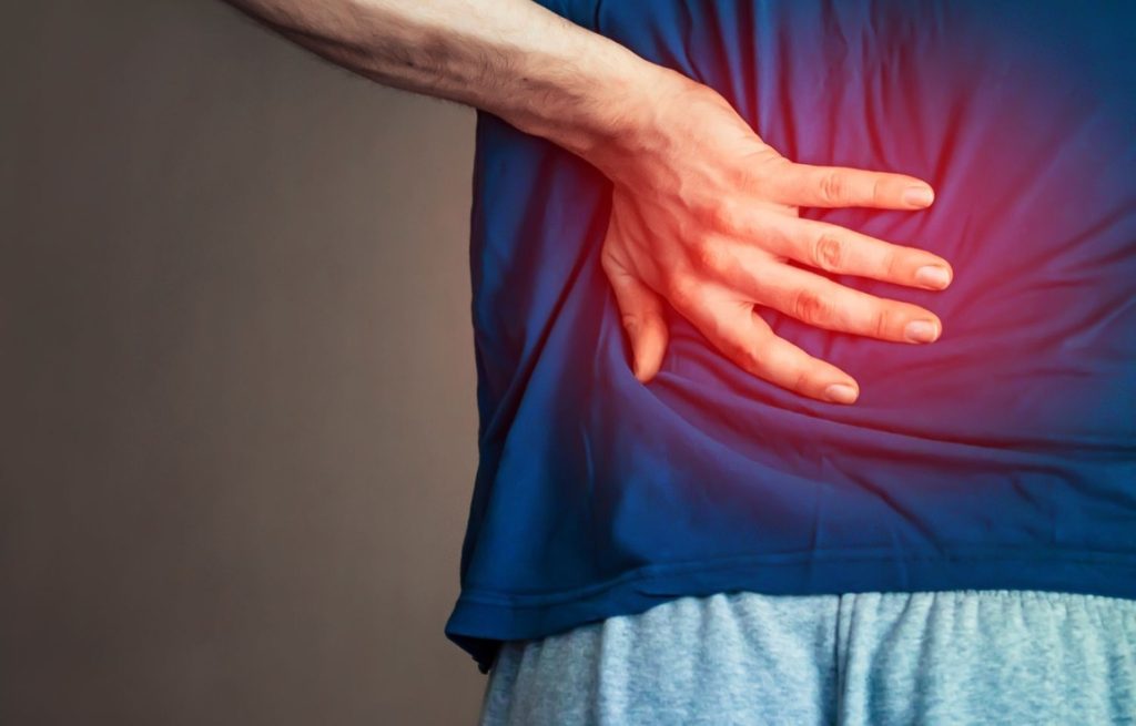 کمر میں درد، گردوں میں پتھری کی علامت-شفانیوز