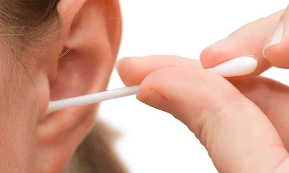 کاٹن بڈ سے کان صاف کرنا ایئرڈرم کے لیے نقصان دہ- شفا نیوز