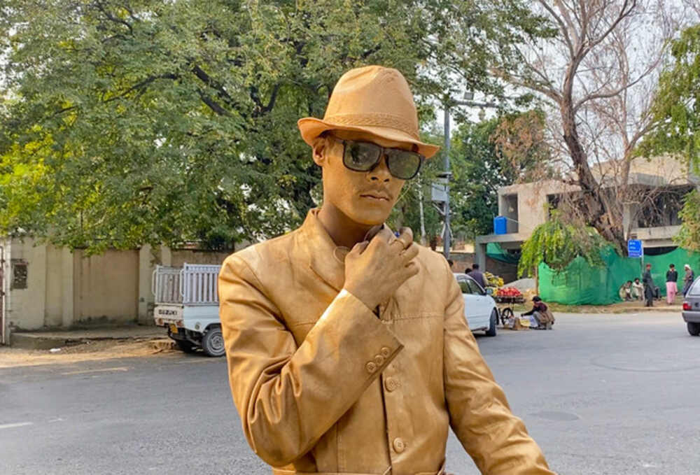 گولڈن بوائے: جسم پر سلور یا گولڈن سپرے پینٹ لگانا کتنا خطرناک- شفا نیوز