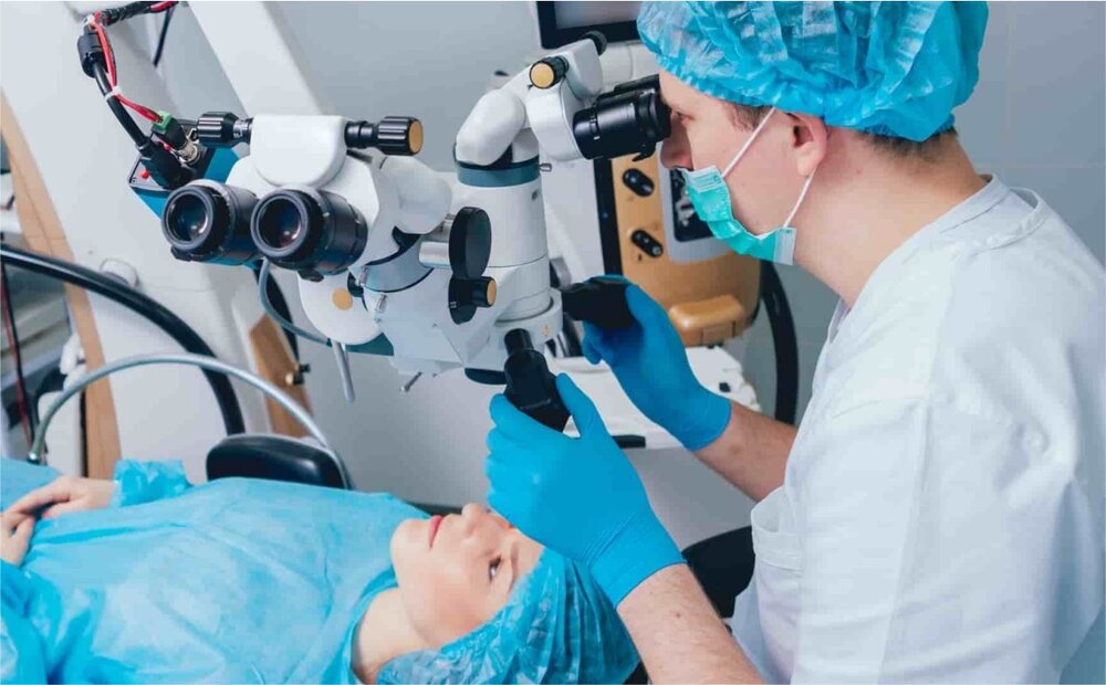 A group of ophthalmologists performing Lasik surgery