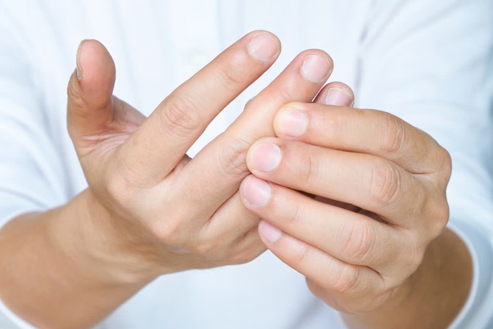 A representative image showing cold hands due to low temperature or poor blood circulation
