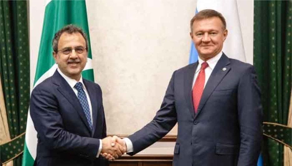 Handshake between Pakistani and Russian representatives as Pakistan prepares to start local insulin production with Russian collaboration