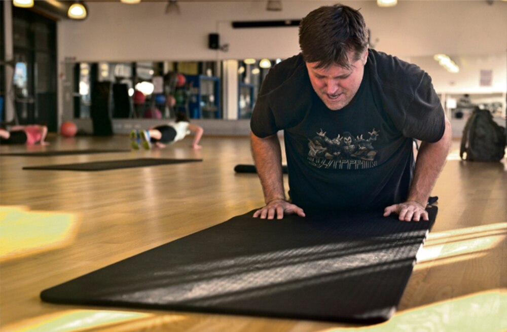 A man exercising to burn body fat