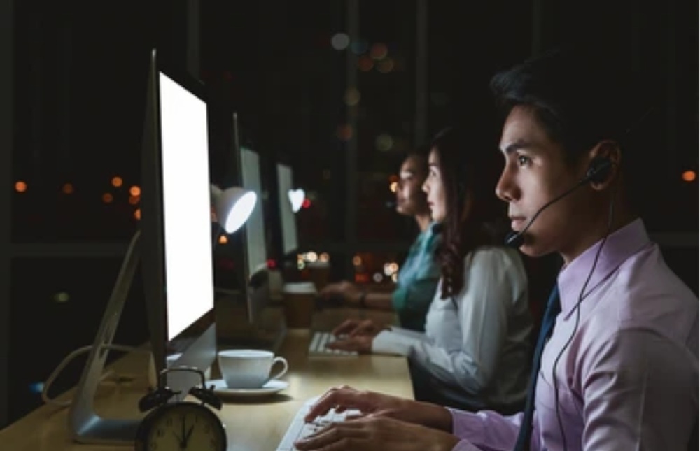 A representative image of shift workers working at night, highlighting health risks associated with kidney stones.
