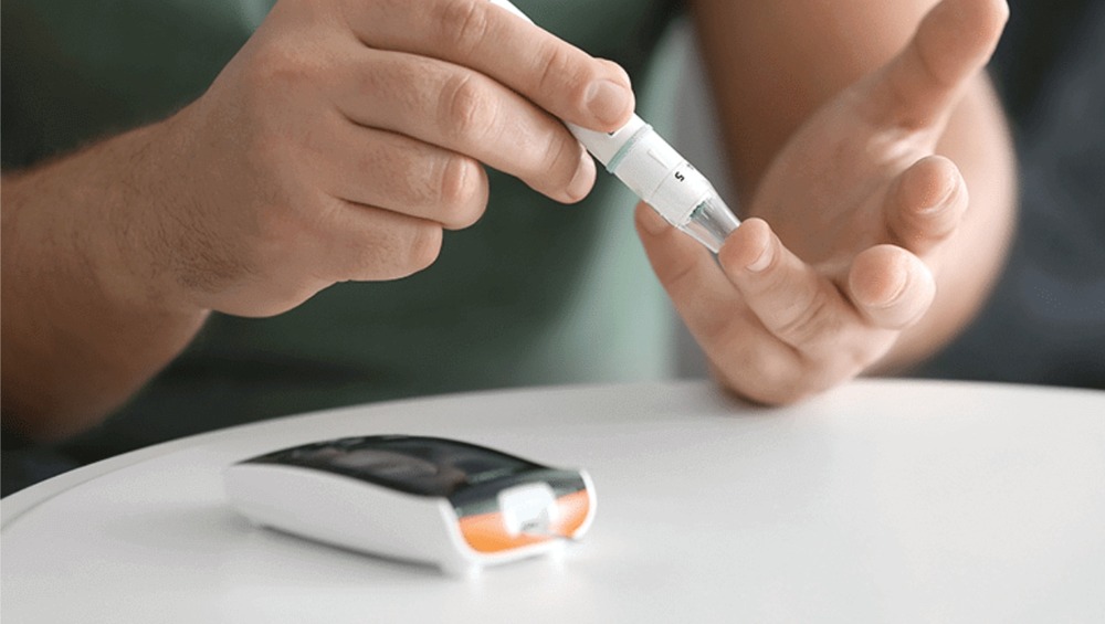 Illustration showing Type 2 diabetes management, lifestyle changes, and strategies for achieving remission or improved blood sugar control.