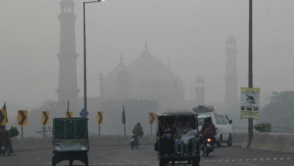 Dense smog covers Lahore, reducing visibility and highlighting heavy air pollution