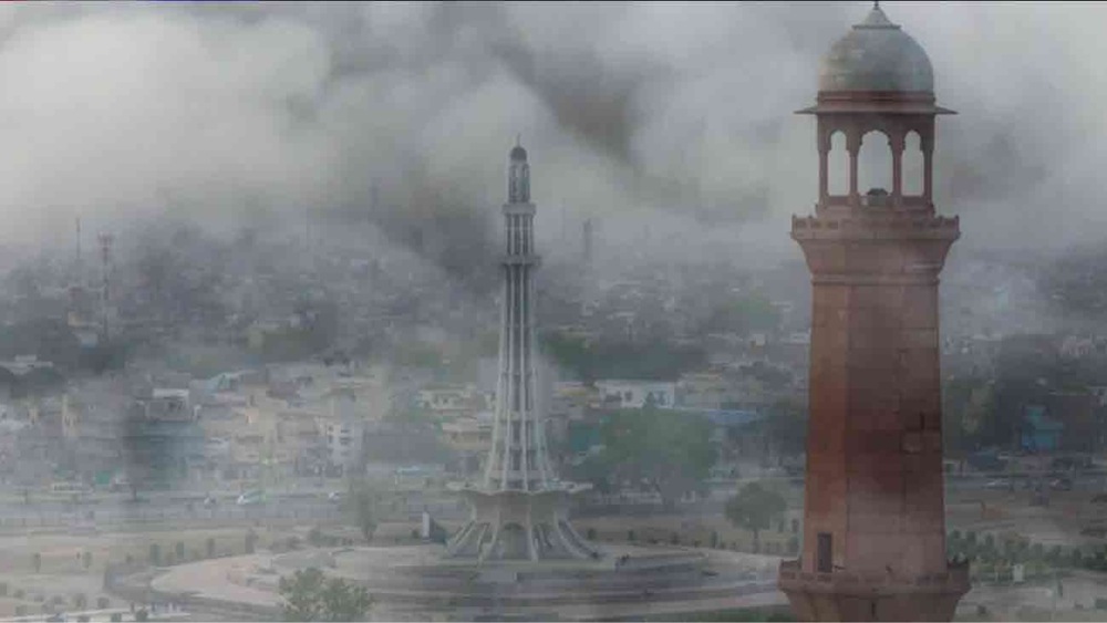 Dense smog blankets Lahore streets, AQI reaches hazardous levels, NHA warns residents to take health precautions