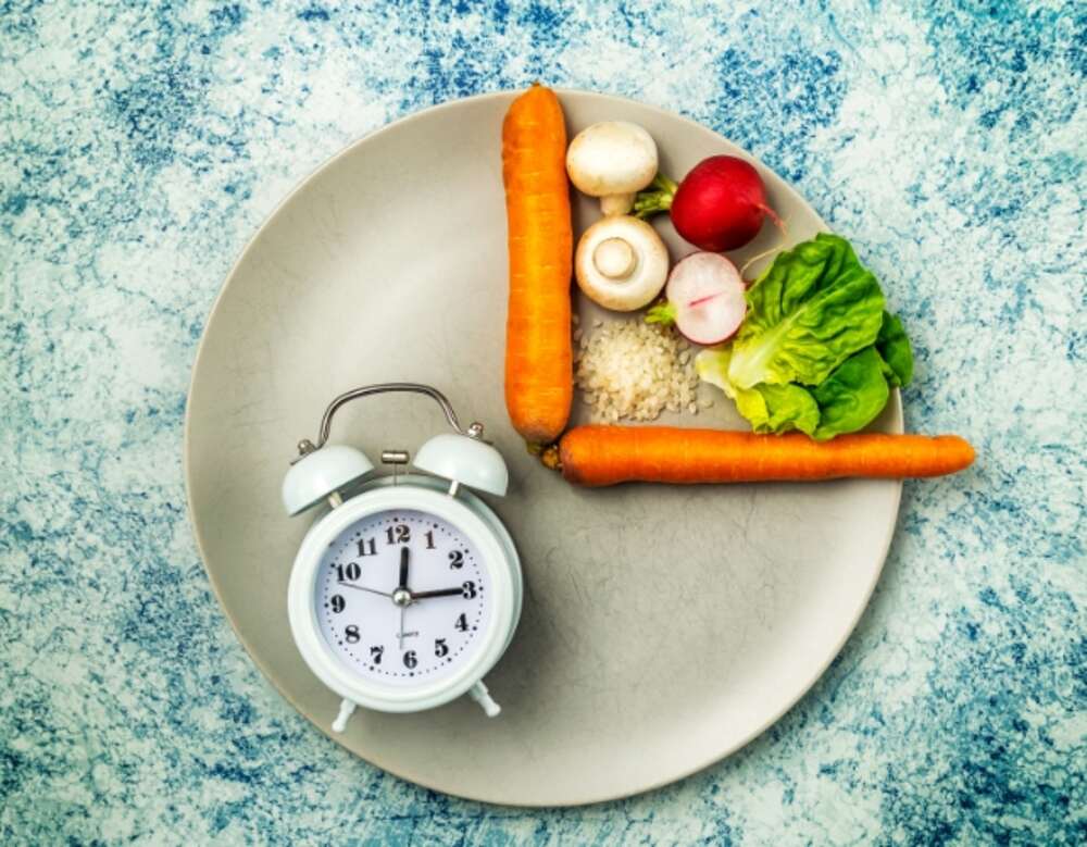 A clean plate symbolizing intermittent fasting, representing healthy eating habits