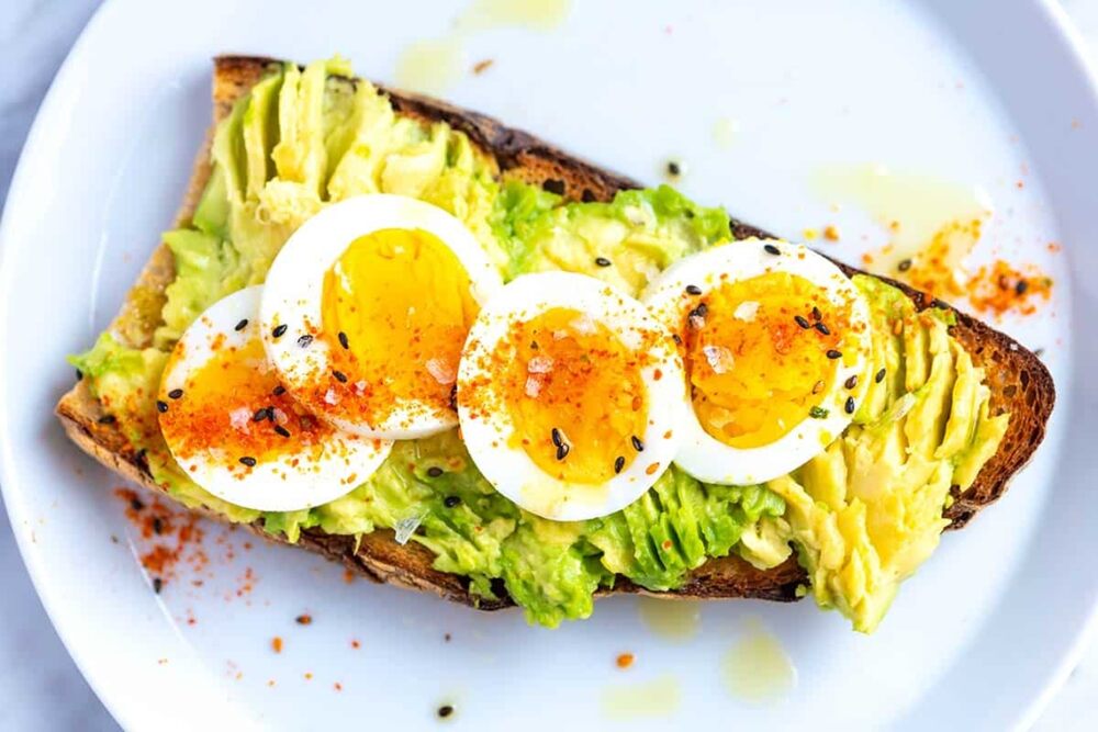 Healthy winter breakfast with eggs and avocado, rich in protein and healthy fats, perfect for stable energy and balanced blood sugar