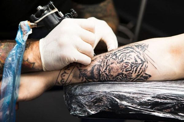 ٹیٹو کی سیاہی کیا ہمیشہ جلد میں رہتی ہے؟