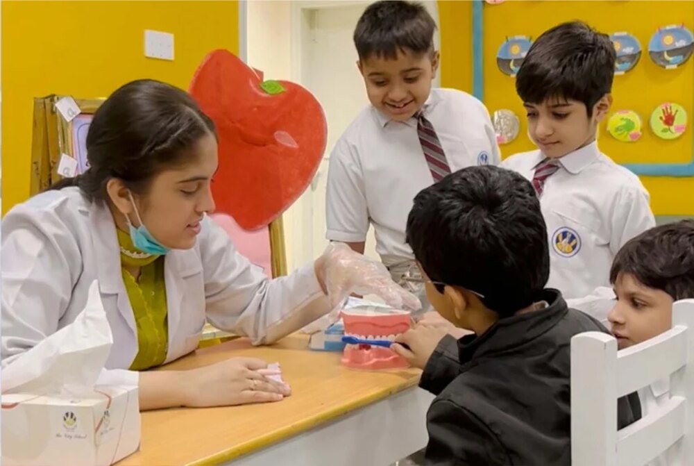 کراچی کے سکول میں طلبہ کیلئے دانتوں کی صحت پر آگاہی سیشن