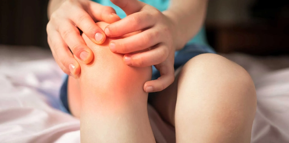 Juvenile idiopathic arthritis (JIA) symptoms, childhood arthritis, diagnosis, treatment, and joint health illustration
