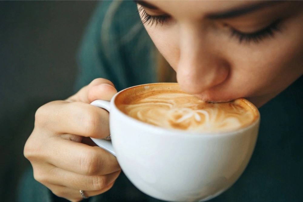 کیفین والی کافی سے بے چینی کم، بغیر کیفین کافی سے یادداشت بہتر، تحقیق