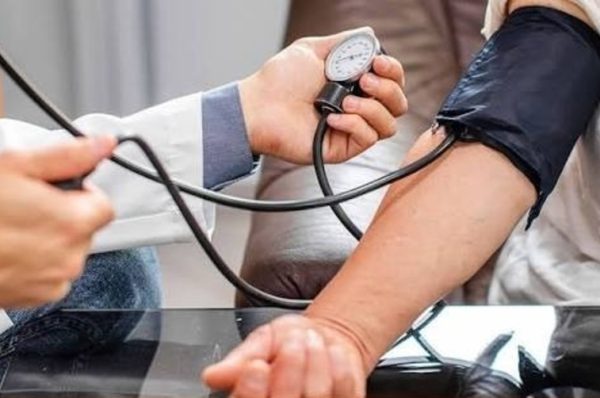 بلڈ پریشر چیک کرتے وقت بازو کی غلط پوزیشن، ریڈنگ میں بڑا فرق