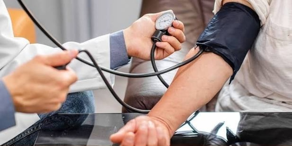 بلڈ پریشر چیک کرتے وقت بازو کی غلط پوزیشن، ریڈنگ میں بڑا فرق